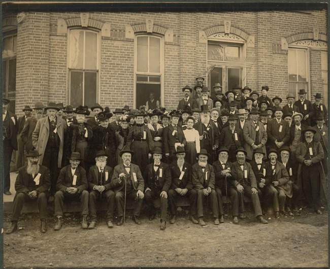 9th Michigan Infantry Reunion Photo and Newspaper Clipping (1901)