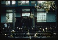 Portuguese Synagogue (Amsterdam, Netherlands) : Tourist family inside the synagogue