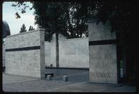 Umschlagplatz Memorial (Warsaw, Poland) : Diagonal view across the enclosed memorial space