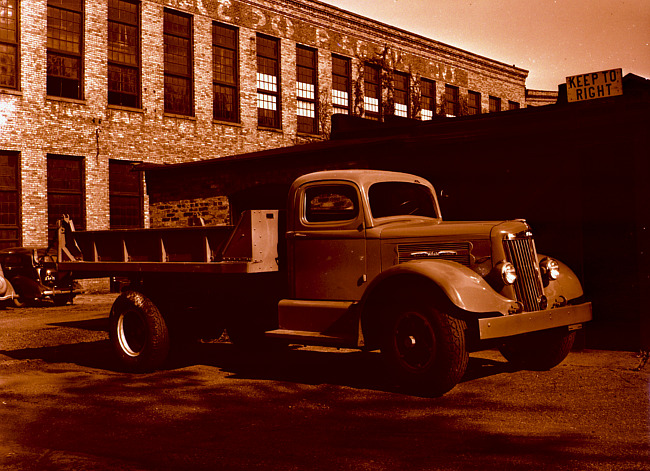 White Super Power Flatbed Dump Truck