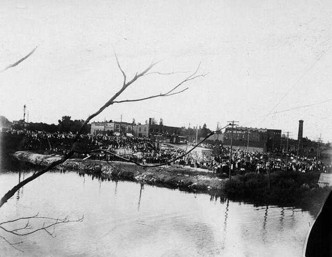 Crowd observing Flood, Lansing, 1904
