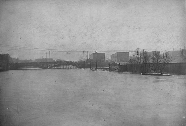 Flood, Michigan Avenue Bridge from the south, Lansing, 1904