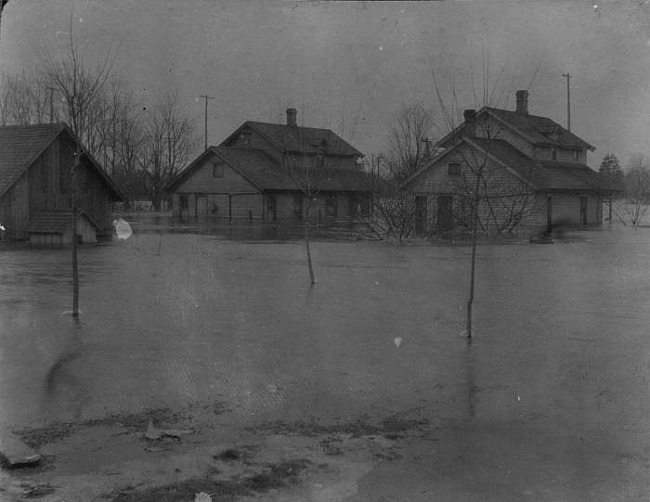 Flood, River Street houses, Lansing, 1904