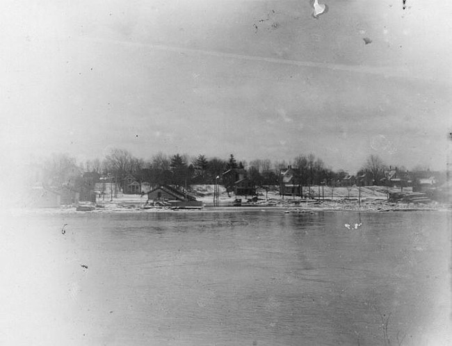 Homes on the bank of flooded river, Lansing, 1904