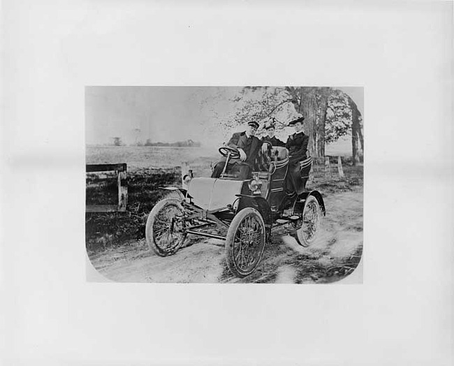 1901 Packard with driver and passengers