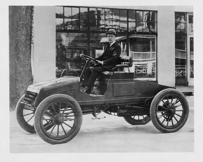 1903 Packard Model F 'Old Pacific' in front of Packard dealership