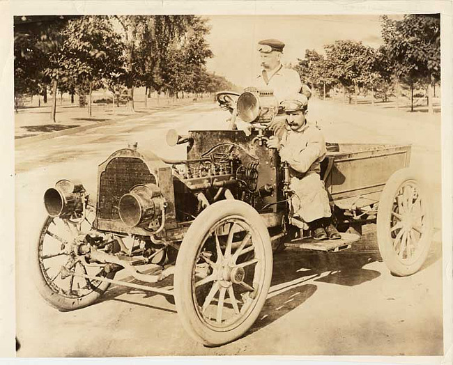 1904 Packard Model L 1,000 mile car with driver Charles Schmidt & mechanic Edward F. Roberts