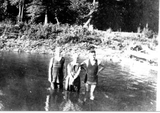 Holzhauer swimming group