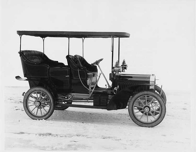 1905 Packard Model N on a winter road