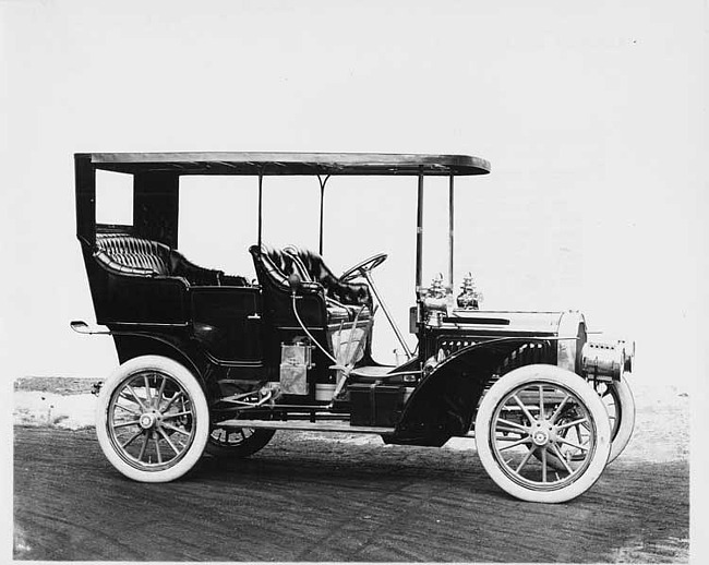 1905 Packard Model N on a road
