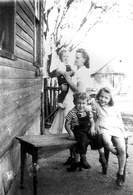 Hulda Kleino and children