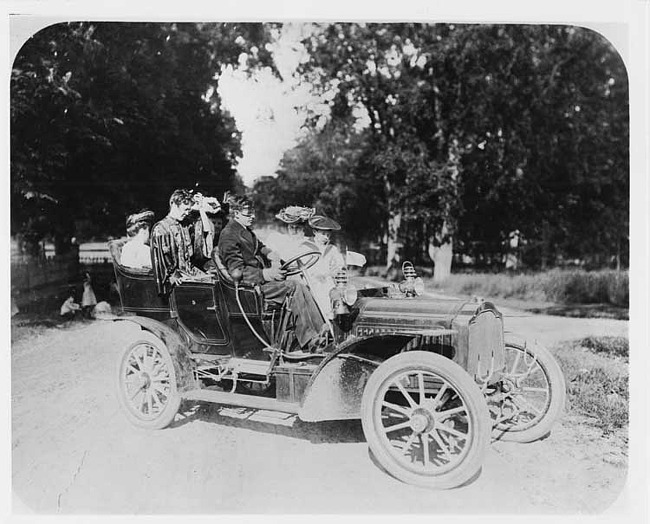 1905 Packard Model N touring car with family