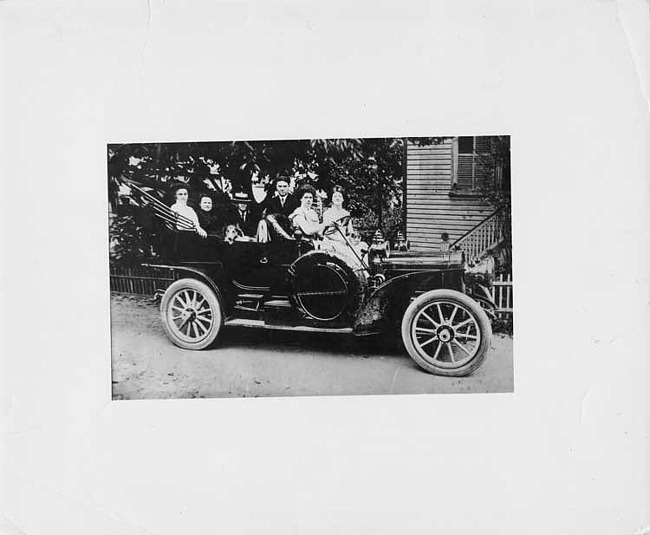 1906 Packard 24 Model S touring car with family of six and family pet