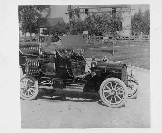 1906 Packard 24 Model S, three-quarter front view on residential street