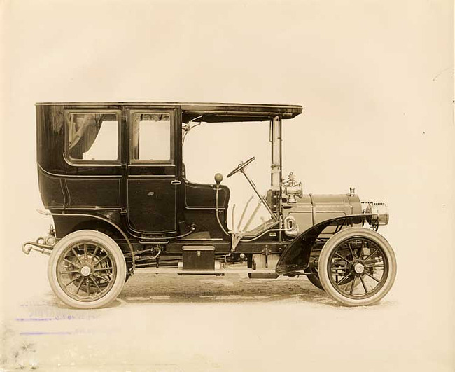 1906 Packard limousine, right side view