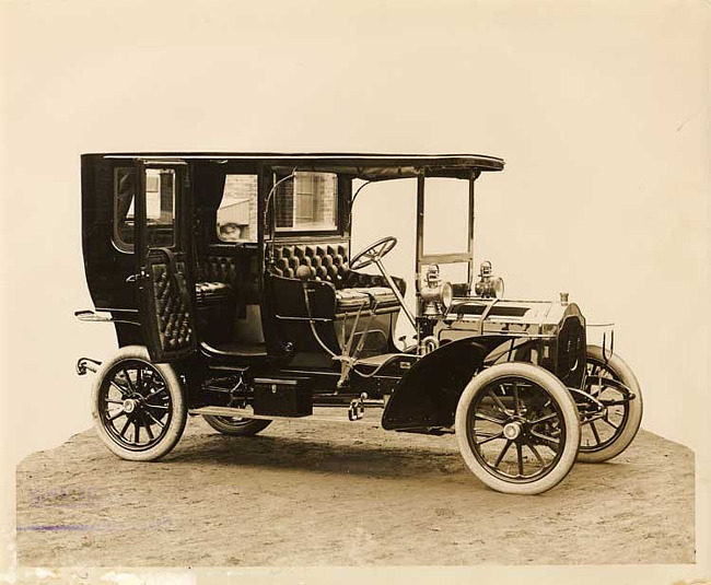 1906 Packard 24 limousine, right front side view