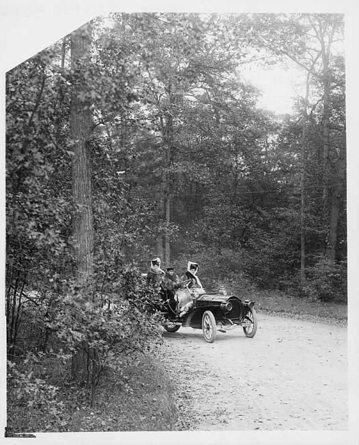 1907 Packard 30 Model U rounding the corner