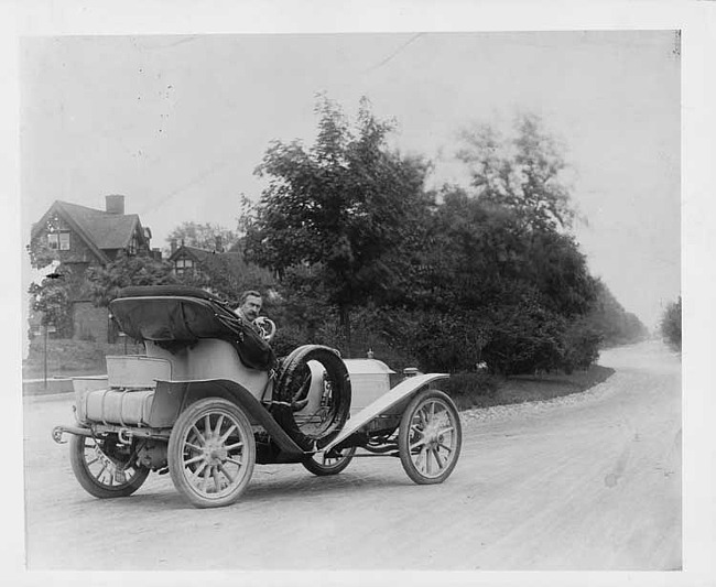 1907 Packard 30 Model U runabout, Henry Joy looking over his shoulder