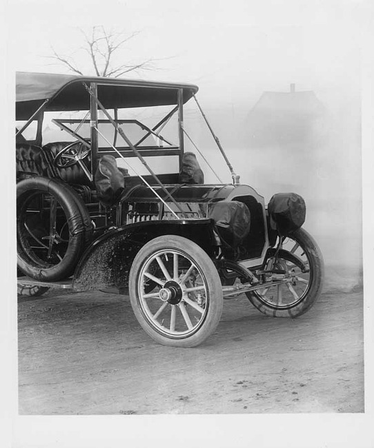 1907 Packard 30 Model U close-up, three-quarter front view with house in background