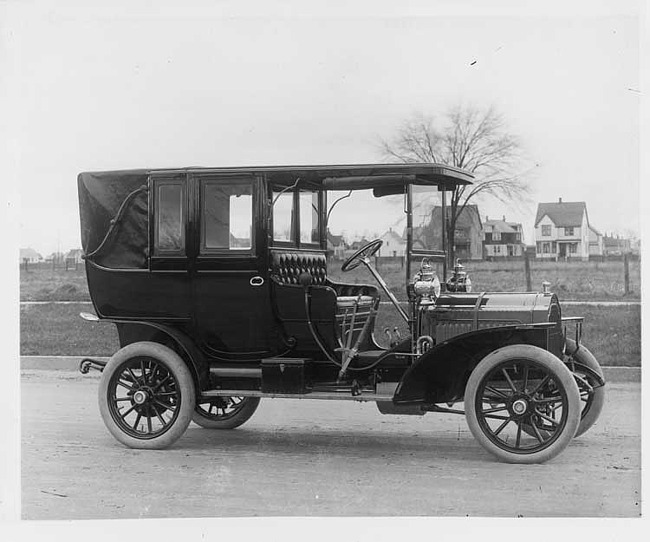 1907 Packard 30 Model U landaulet, three-quarter front view, right side rear quarter closed