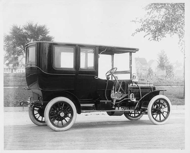 1907 Packard 30 Model U limousine, three-quarter rear view, with houses in background