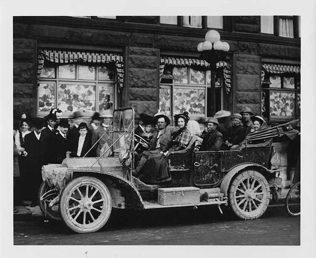 1908 Packard 30 Model UA and members of the Murdock family in New York City