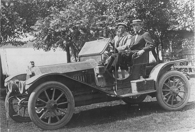 Jake Taylor and Charlie Miller in a 1909 Oldsmobile