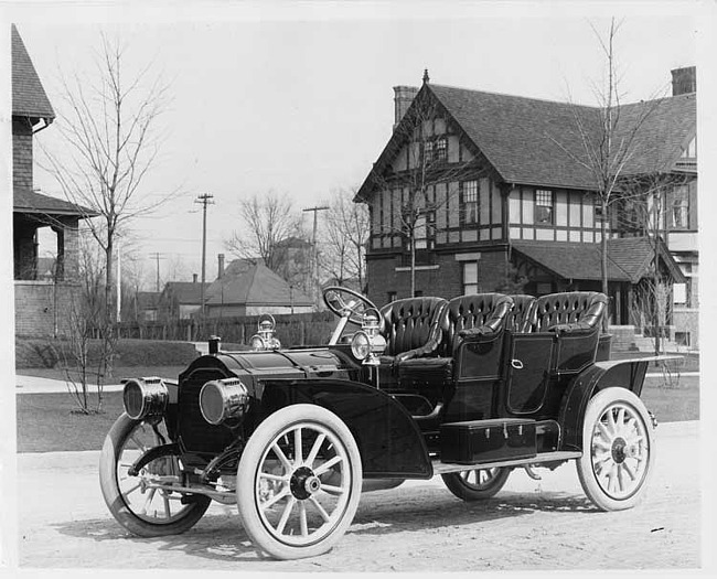 1908 Packard 30 Model UA close-coupled with rumble seat, three-quarter front view left side