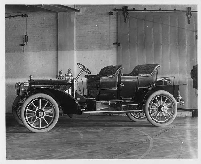 1909 Packard 30 Model UB close-coupled, three-quarter front view, left side