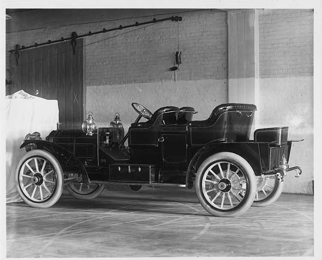 1909 Packard 30 Model UB close-coupled, three-quarter rear view, left side