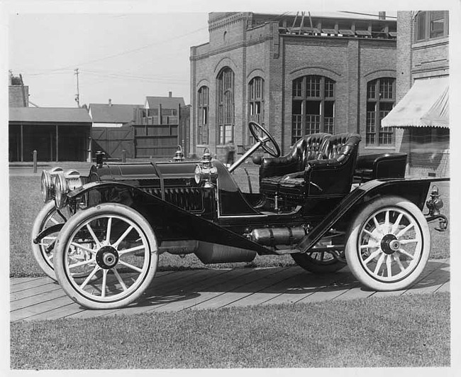 1909 Packard 30 Model UBS runabout, factory buildings in background