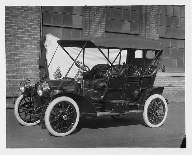 1909 Packard 18 Model NA close-coupled, left side, brick factory building in background