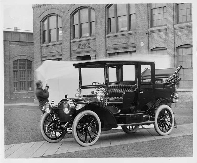 1909 Packard 30 Model UB landaulet, three-quarter front view, left side, back quarter collapsed