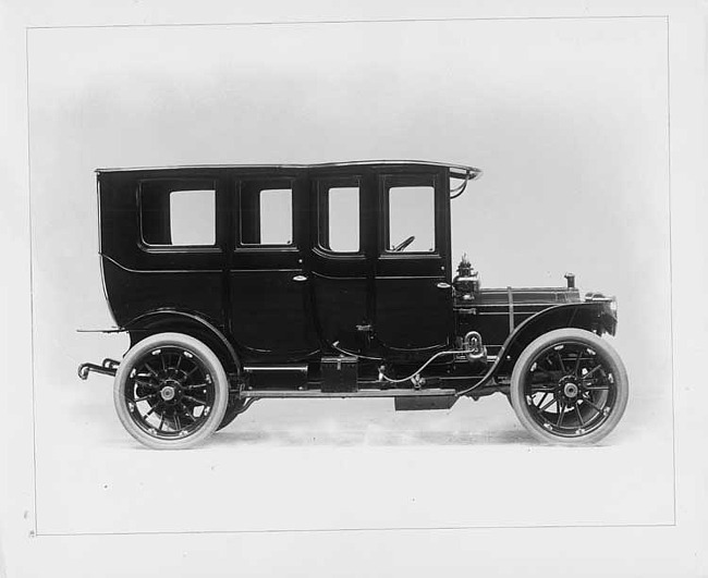 1910 Packard 30 Model UC fore-door limousine, right side