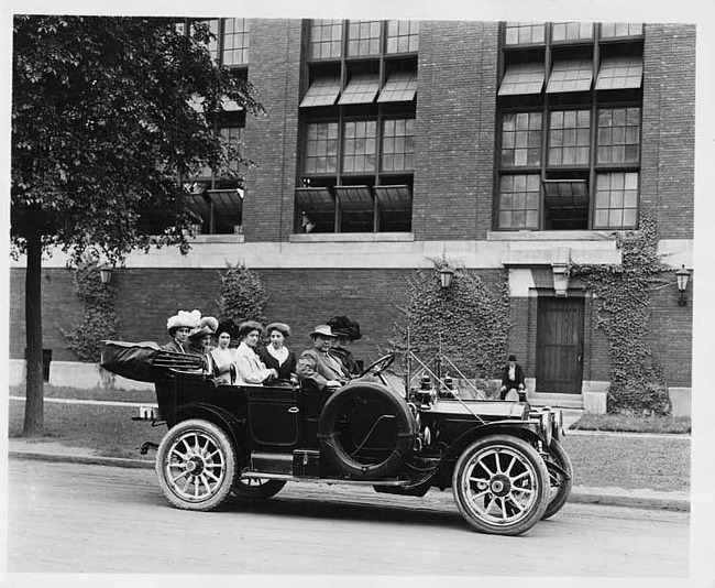 1911 Packard 30 Model UD touring car with male driver and six female passengers