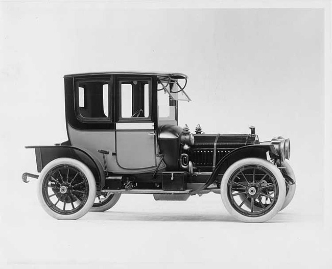 1911 Packard 30 Model UDS two-toned coupe, three-quarter front view, right side