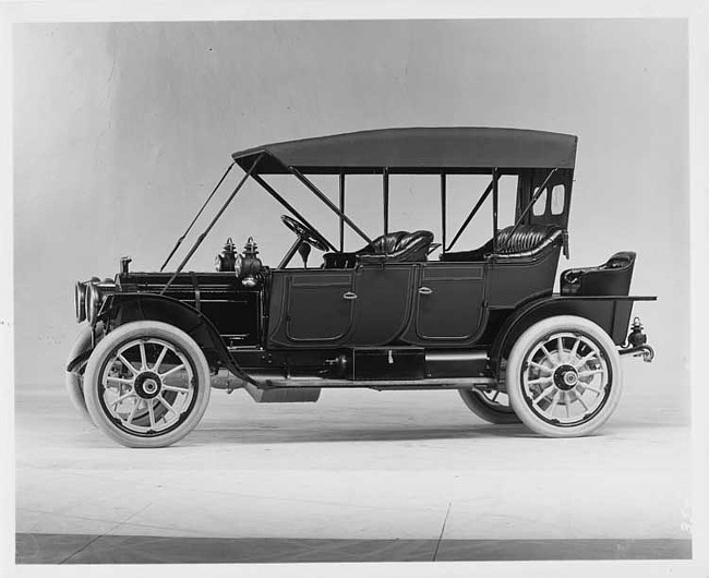 1911 Packard 30 Model UD close-coupled, left side, top raised