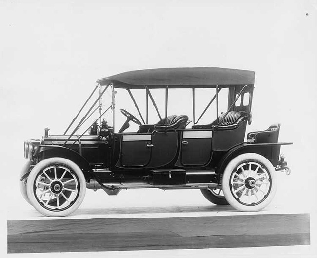 1912 Packard 30 Model UE close-coupled, left side, top raised