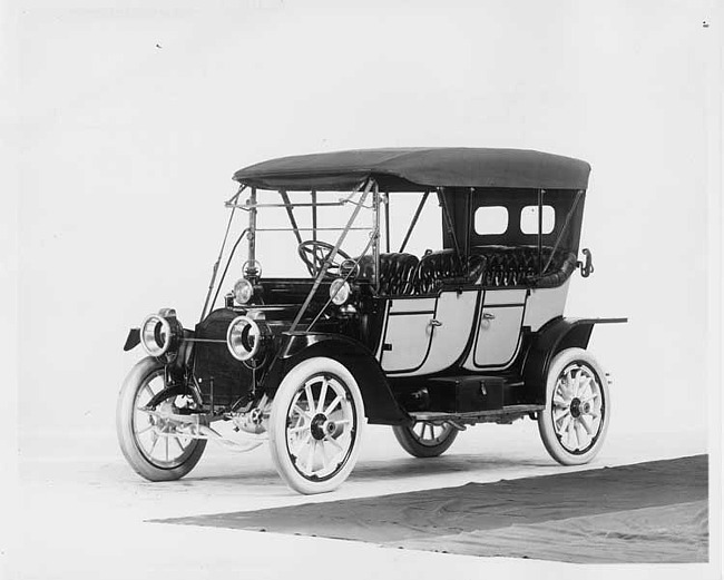 1912 Packard 18 Model NE close-coupled, three-quarter front view, left side