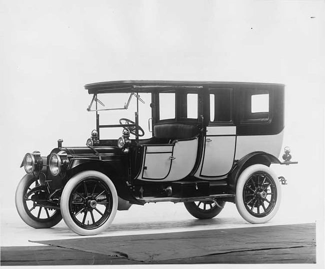 1912 Packard 30 Model UE two-toned limousine, three-quarter front view, left side