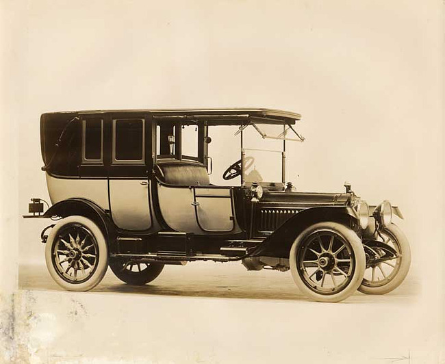 1912 two-toned Packard three-quarter front view, right side