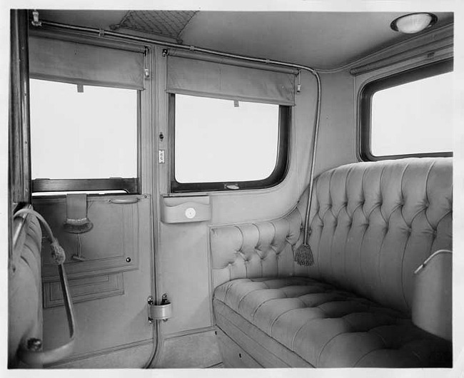 1912 Packard 30 double-compartment brougham, interior, back seats