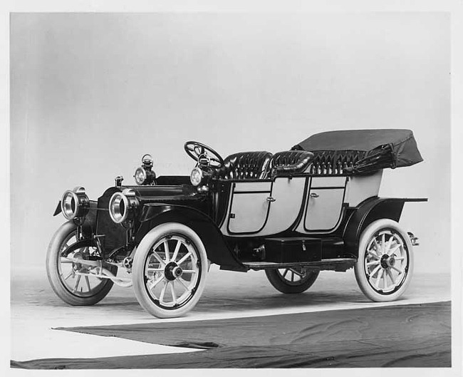 1912 two-toned Packard 18 Model NE close-coupled, three-quarter front view, left side, top lowered