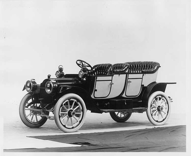 1912 two-toned Packard 18 Model NE close-coupled, three-quarter front view, left side, no top