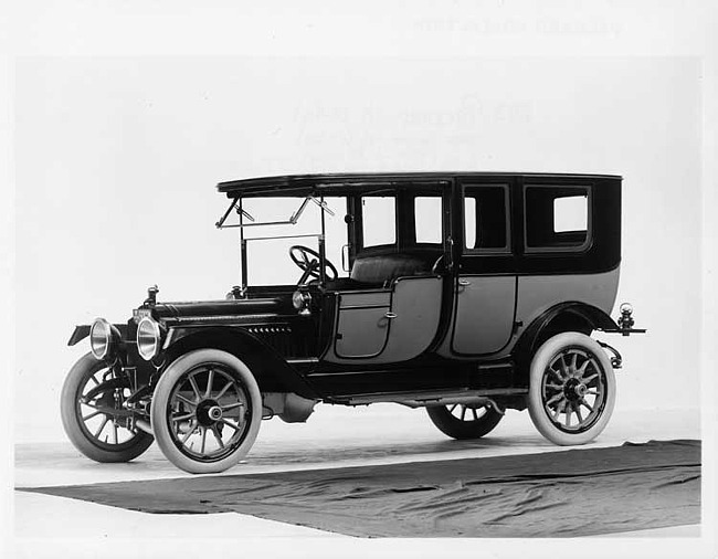 1913 Packard 48 two-toned limousine, three-quarter front view, left side