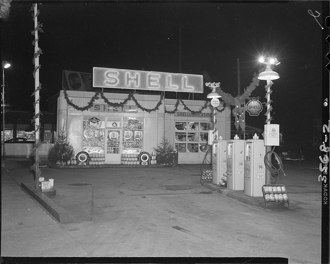 Shell gas station decorated for Christmas