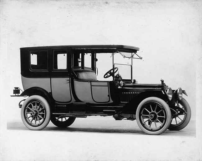 1913 Packard 38 two-toned limousine, five-sixth front view, right side