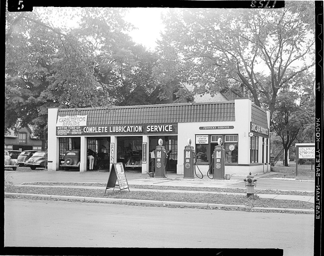 Sinclair Service Station, exterior