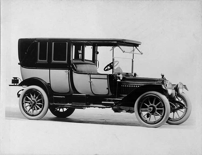 1913 Packard 38 two-toned landaulet, five-sixth front view, right side