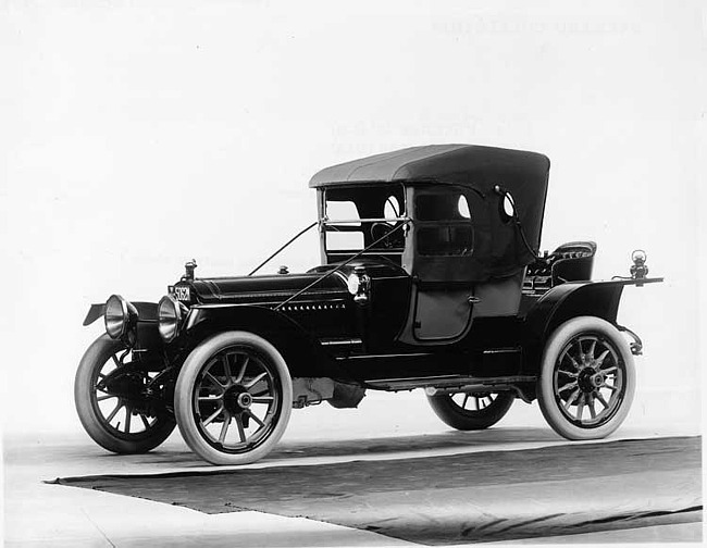 1913 Packard 48 two-toned runabout, three-quarter front view, left side